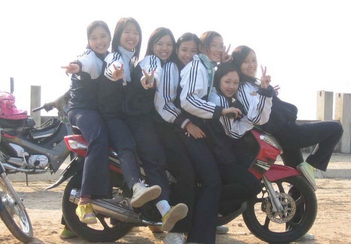 "Bảy chị em trên một chiếc mô tô" - thế mà vẫn đủ chỗ ?!